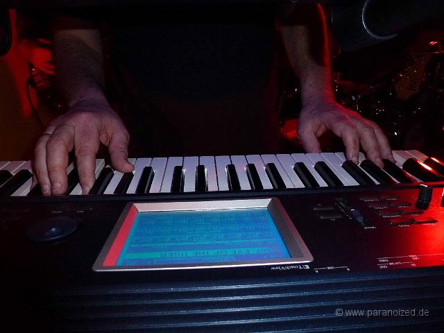 Sound Cafe 2012-37.jpg - Ich wusste ja immer, dass er die Noten vom Display abliest! ;) Wenn wenigstens die Setlist draufstehen würde...